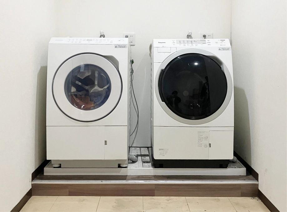 社員寮のゆとりのある共有スペース